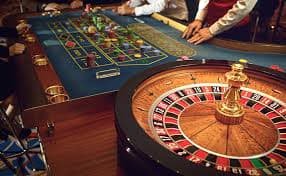 Tampilan studio Lightning Baccarat sastra 4d dengan dealer langsung dan kartu-kartu lightning