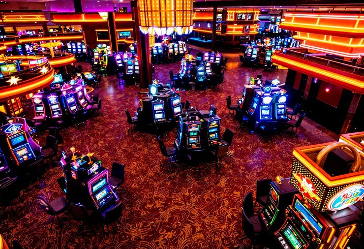 Antarmuka permainan Phoenix Rises dengan reel dan kontrol taruhan yang jelas